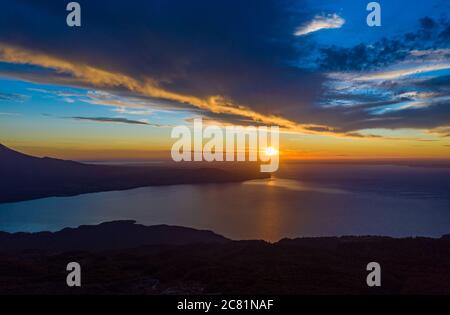 magnifique coucher de soleil sur le lac llanquihue et les formations de nuages. Puerto Varas, Chili Banque D'Images