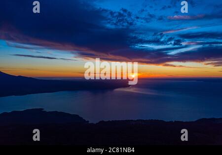 magnifique coucher de soleil sur le lac llanquihue et les formations de nuages. Puerto Varas, Chili Banque D'Images