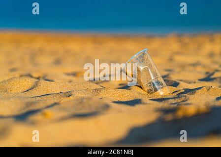 Gobelet en plastique sur la plage de sable doré de l'océan, playa de las Teresitas, Tenerife. Concept de conservation de l'environnement. Mers et océans polluti Banque D'Images