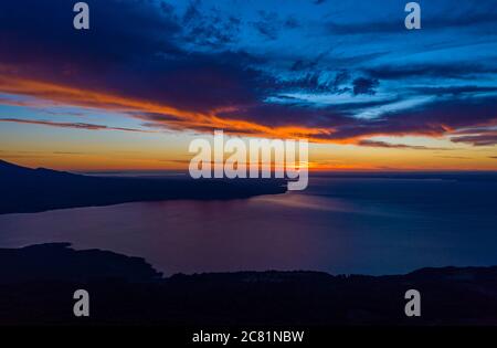 magnifique coucher de soleil sur le lac llanquihue et les formations de nuages. Puerto Varas, Chili Banque D'Images