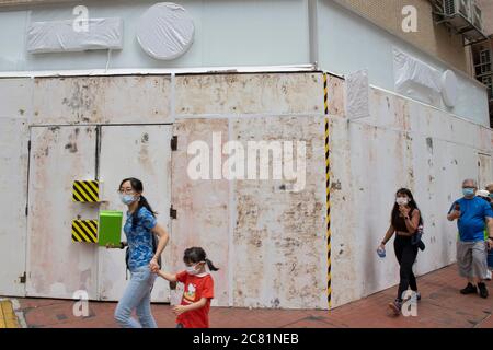 HONG KONG, HONG KONG SAR, CHINE : 1ER JUILLET 2020. Plusieurs banques et magasins fortifiés pour protéger contre le vandalisme pour leurs liens avec la Chine. Certains sont faits t Banque D'Images