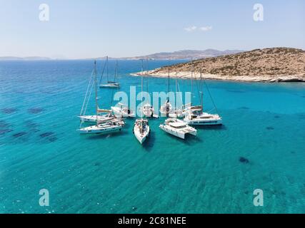 Polyaigos, Cyclades / Grèce: 14 mai 2018: Bateaux à voile en formation d'étoiles. Polyaigos est la plus grande île inhabitée de la mer Égée et une de t Banque D'Images