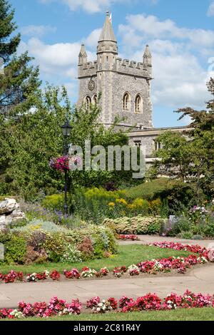 Amersham Garden of Remembrance (jardins commémoratifs) dans la vieille ville d'Amersham, Buckinghamshire, Royaume-Uni, avec l'église St Mary's. Banque D'Images