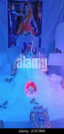 Beawar, Inde. 20 juillet 2020. Une sculpture en pierre de Lord Shiva décorée de glace comme sanctuaire hindou Amarnath au temple de Mahadev sur la troisième guerre de Somare (lundi) du mois Saint de Shravan à Beawar. (Photo de Sumit Saraswat/Pacific Press) crédit: Pacific Press Agency/Alay Live News Banque D'Images
