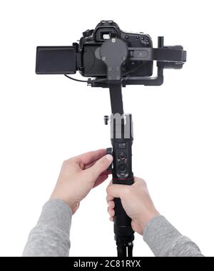 appareil photo reflex numérique moderne sur stabilisateur de nacelle 3 axes dans les mains des vidéastes mâles isolées sur fond blanc Banque D'Images