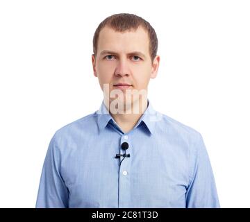 journaliste ou journaliste avec un petit micro-cravate sur sa chemise isolée sur fond blanc Banque D'Images