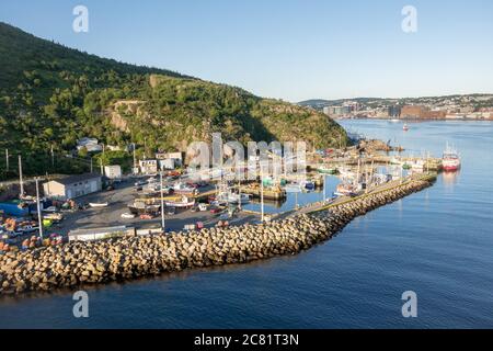 Bateaux de pêche commerciale amarrés dans le port de St John's près de The Narrows Terre-Neuve-et-Labrador Canada Banque D'Images