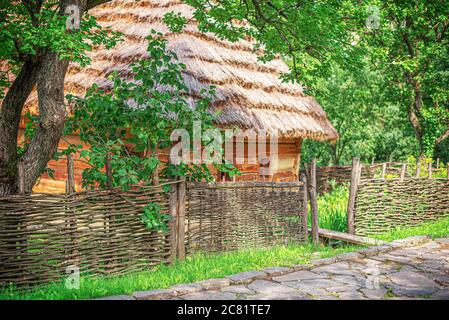 Ancienne maison en bois à la campagne. Banque D'Images