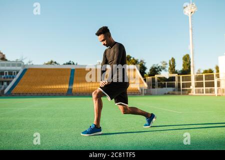 Jeune sportif afro-américain attrayant qui s'entraîne au stade Banque D'Images
