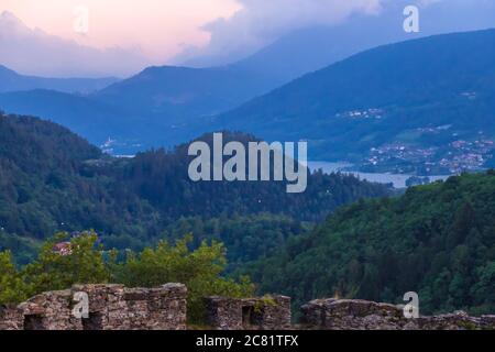 Pergine Valsugana, Italie - 11 août 2019 : paysage pittoresque des Alpes italiennes au coucher du soleil dans le Trentin-Haut-Adige, province de trente, Italie Banque D'Images