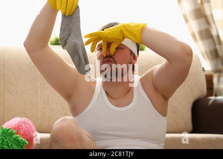 Des chaussettes pigeuses sentent le Bachelor pendant le nettoyage Banque D'Images