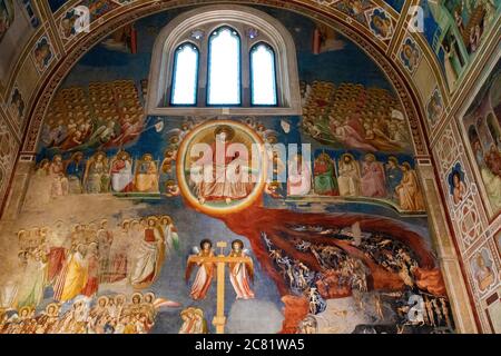 Mur arrière de la chapelle Scrovegni avec le jugement dernier Giotto Banque D'Images