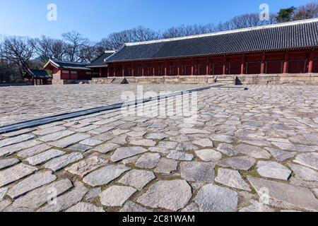Jeongjeon, la salle principale et l'emplacement des chambres d'esprit au sanctuaire de Jongmyo, Séoul, district de Jongno, Corée du Sud Banque D'Images