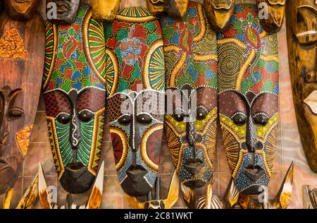 Masques colorés peints à la main, Nagaa Suhayi Gharb, village Nubien; Nagaa Suhayi Gharb, Assouan, Égypte Banque D'Images