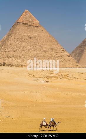 Touristes à cheval chameaux, Pyramide de Khafre, complexe de la Pyramide de Giza, site du patrimoine mondial de l'UNESCO; Giza, Egypte Banque D'Images