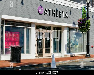 WESTPORT, CT, USA - 20 JUILLET 2020: Entrée du magasin Atrhleta de la rue principale à Westport Banque D'Images