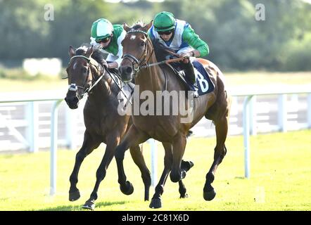 Kettle Hill, monté par Tom Marquand (à droite), remporte le Free Tips Daily sur attheraces.com Maiden Stakes (Div.ll) à l'hippodrome de Windsor. Banque D'Images