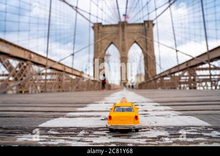 Photo sélective d'un personnage de jouet d'un taxi Le pont aux États-Unis Banque D'Images