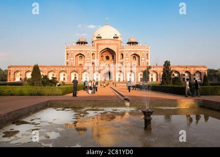 Vue sur la tombe d'Humayun la tombe de l'empereur Mughal Humayun. Un exemple d'architecture perse à New delhi Inde Banque D'Images