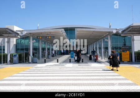 Le bâtiment extérieur sans passagers en raison de la maladie du coronavirus Covid 19 de l'aéroport international de Larnaka à Chypre Banque D'Images