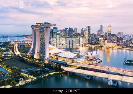 Vue d'en haut, vue aérienne stupéfiante sur la ville de Singapour pendant un beau coucher de soleil avec le quartier financier au loin. Singapour. Banque D'Images