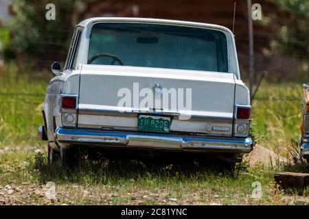 Jeep Wagoneer vieux assis dans les mauvaises herbes sur un ranch du Colorado Banque D'Images