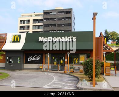 Restaurant McDonald's désert au début de l'autoroute S-20 À Santander Cantabria Espagne Banque D'Images