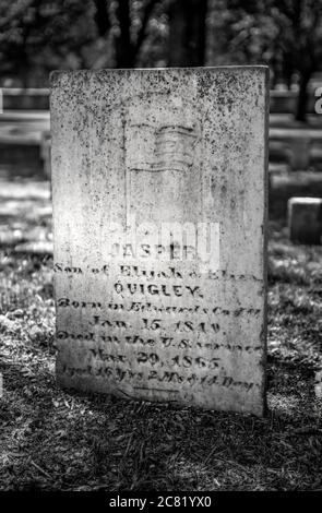 Tombe inscrite dans la zone du cimetière national de Stones River d'un solider de l'Union est mort à 16 ans en noir et blanc Banque D'Images