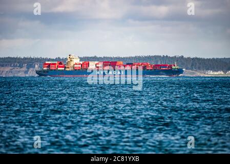 Cargo vue de l'île de Marrowstone avec l'eau bleue de l'océan et la côte; Marrowstone Island, Washington, États-Unis d'Amérique Banque D'Images