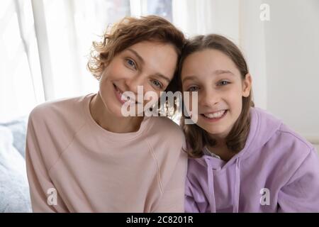 Tête portrait souriant belle mère et fille adolescente Banque D'Images