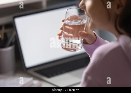 Gros plan une adolescente assoiffée de boire de l'eau minérale pure Banque D'Images