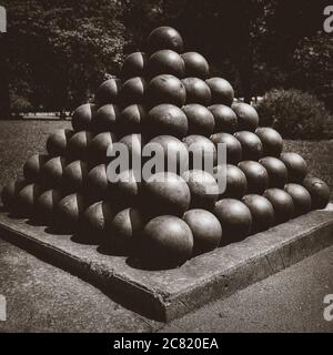 Une pyramide de ballons de canon exposée comme objets de la guerre civile au champ de bataille national de Stones River à Murfreesboro, TN Banque D'Images