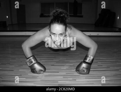 Budva, Monténégro, 2 septembre 2016 : boxeur féminin s'exerçant dans un gymnase (N/B) Banque D'Images
