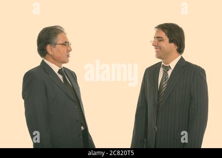 Voir le profil de professionnels jeunes et senior Persian businessman smiling Banque D'Images