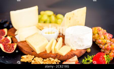 Assiette de fromage servie avec des raisins, de la confiture, des figues Banque D'Images