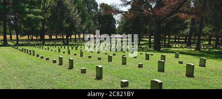 Scène solennelle de rangées et de rangées de pierres tombales militaires pour les troupes de l'Union de la guerre civile près du champ de bataille du cimetière national de Stones River à Murfreesboro, Banque D'Images