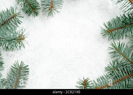 Cadre de Noël en branches d'un arbre du nouvel an. Papier peint de Noël. Flat lay, vue de dessus, espace de copie Banque D'Images