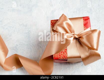 Cadeau de Noël décoré d'un coeur décoratif, entouré d'étoiles et d'un espace de copie pour votre texte Banque D'Images