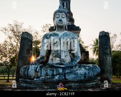 Ruines bouddhistes anciennes dans le parc historique de Sukhothai dans la province de Sukhothai Thaïlande, Asie du Sud-est Banque D'Images
