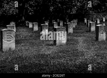 Vue solennelle des rangées de pierres tombales militaires pour les troupes de l'Union de la guerre civile près du champ de bataille du cimetière national de Stones River à Murfreesboro, TN, en bla Banque D'Images