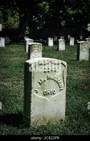 Vue solennelle des rangées de pierres tombales militaires pour les troupes de l'Union de la guerre civile près du champ de bataille du cimetière national de Stones River à Murfreesboro, TN, Banque D'Images