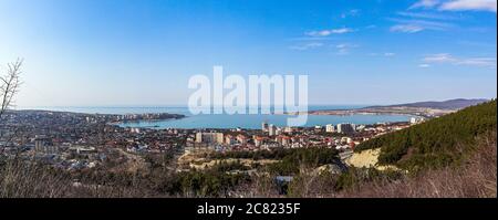 Randonnée dans les montagnes et vue panoramique sur la mer, le centre-ville et la baie de Gelendzhik. Côte de mer noire Banque D'Images