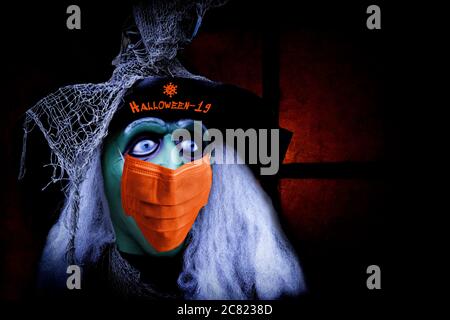 Effrayant Halloween coronavirus COVID-19 Witch porter masque de protection. Concept Halloween. Banque D'Images