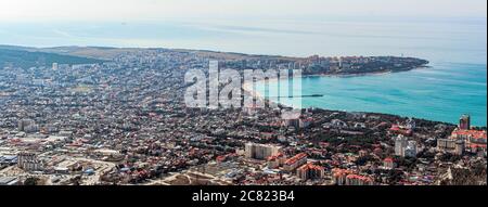 Vue panoramique sur le centre-ville de la station de Gelendzhik, vue depuis les montagnes. Côte de mer noire Banque D'Images