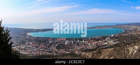 Vue panoramique sur la baie de la station balnéaire de Gelendzhik depuis le sommet des montagnes et le téléphérique. Côte de mer noire. Printemps 2020 Banque D'Images