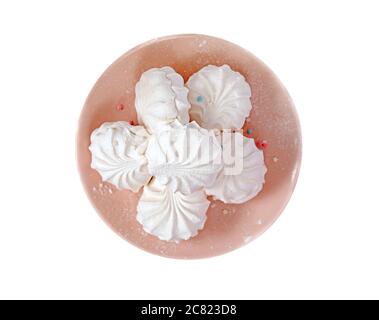 Assiette rose isolée avec bonbons, guimauve blanche sur fond blanc Banque D'Images