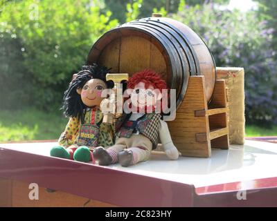 Une paire de poupées de chiffon, peut-être Rosie & Jim, penchée contre un tonneau sur un bateau à rames sur le Grand Union Canal. Banque D'Images