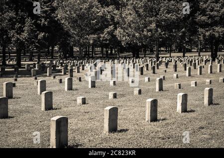 Vue solennelle des rangées de pierres tombales militaires pour les troupes de l'Union de la guerre civile enterrées près du champ de bataille du cimetière national de Stones River à Murfreesboro, TN, Banque D'Images