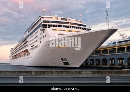 Bateau de croisière amarré dans la baie de la Havane au coucher du soleil Banque D'Images