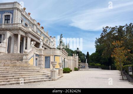 Queluz, Portugal - 3 juin 2017 : escalier du Lion ou Robillon au Palais national de Queluz. Autrefois utilisée comme résidence d'été par le royal portugais f Banque D'Images